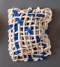 Verpackt, Keramik gebrannt, Gurt, 36x31x11 cm, 2024