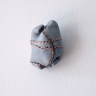 Klein gefaltet, Keramik gebrannt, Schnur, 7 x 5 x 4,5 cm, 2025