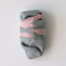 Weich gebettet, Keramik gebrannt, Schnüre, 18 x 9,5 x 5 cm, 2025