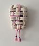 Verwebt in Rosa, Keramik gebrannt, Schnüre, 29 x 15 x 8 cm, 2025